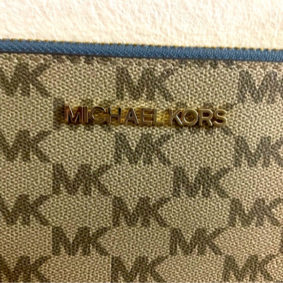 NWOT Michael Kors Jet Set Charm Large Top Zip Wristlet - Picture 4 of 9